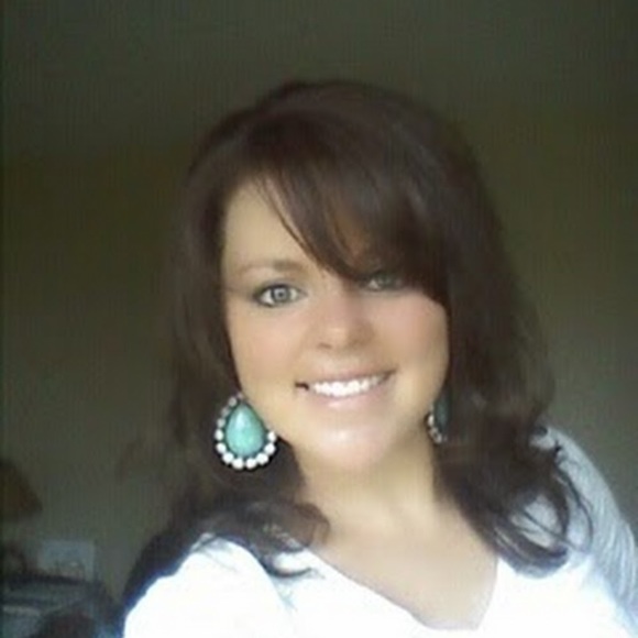 Profile Picture of Kate Ewing (@kdiamonde) on Poshmark