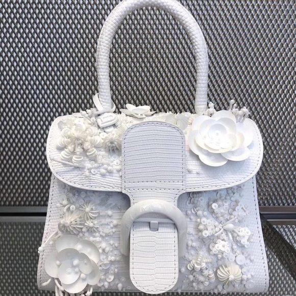 Profile Picture of Luxury Assorts (@luxury_assorts) on Poshmark