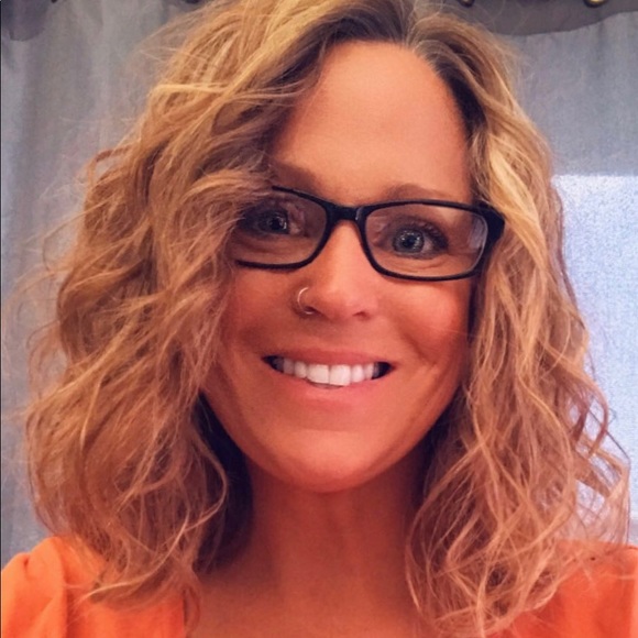 Profile Picture of Tammy Castagne (@tcastagne) on Poshmark