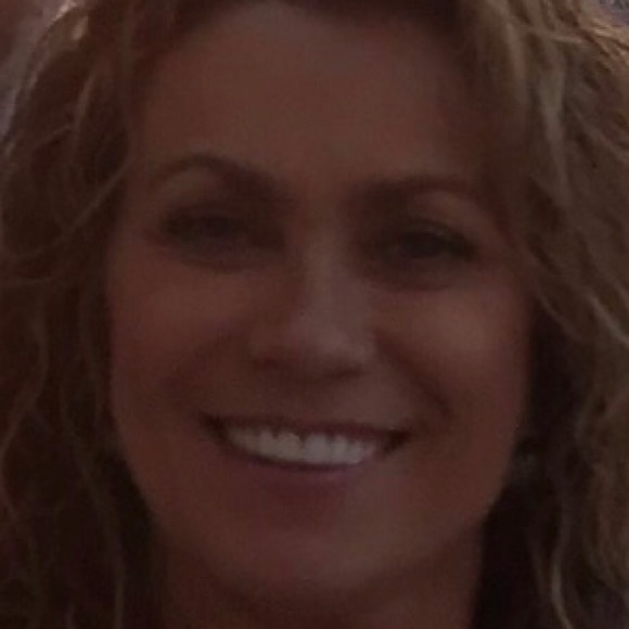 Profile Picture of Lisa Sexton (@lisaloupen) on Poshmark