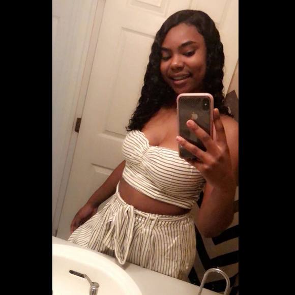 Profile Picture of Danielle Rivers (@simplydanni123) on Poshmark