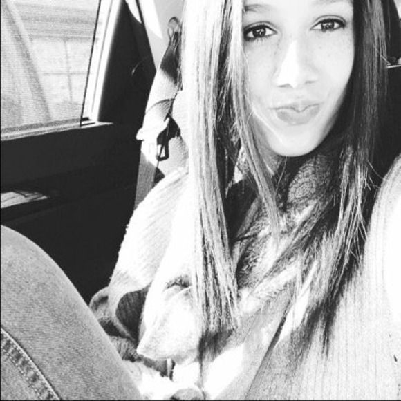 Profile Picture of Danielle Alleyne (@daniellealleyne) on Poshmark