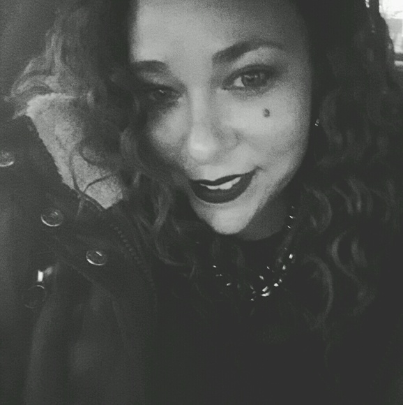 Profile Picture of Shawna Wallop (@shawnalynn38) on Poshmark