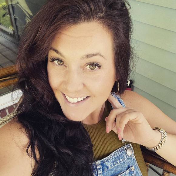 Profile Picture of Ashley Zeller (@ash2122) on Poshmark