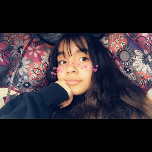 Profile Picture of Lisette Sanchez (@lisette_33) on Poshmark