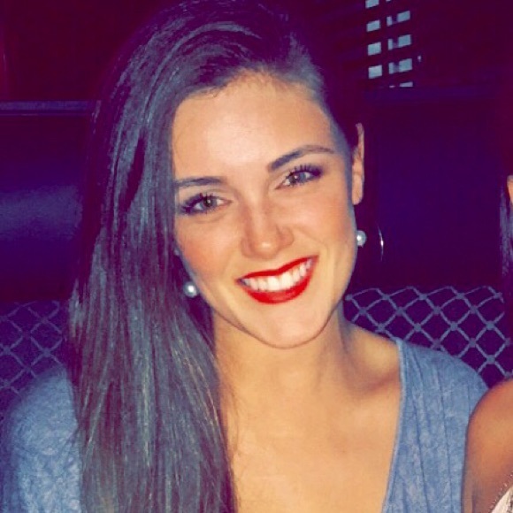 Profile Picture of Lauren Brewer (@laurencbrewer) on Poshmark