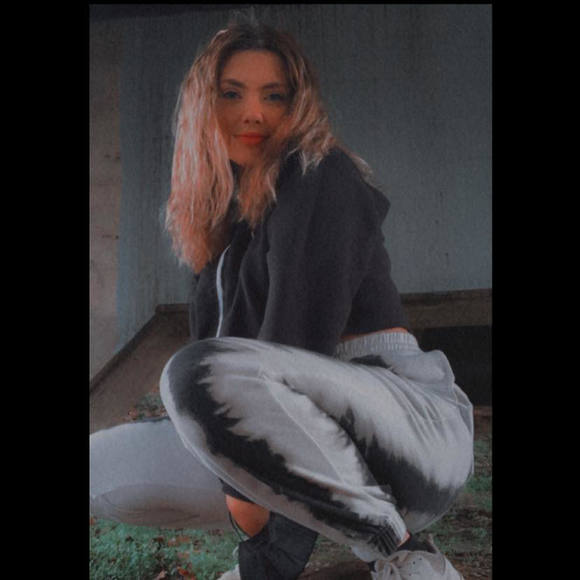 Profile Picture of Aj Wolfe pfeil (@anikkajeanne) on Poshmark