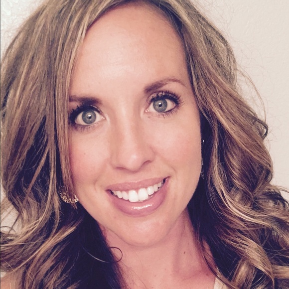 Profile Picture of Cinnamon Dow (@cinn3210) on Poshmark