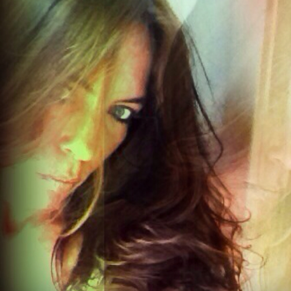Profile Picture of Robin Battles (@ronthei) on Poshmark