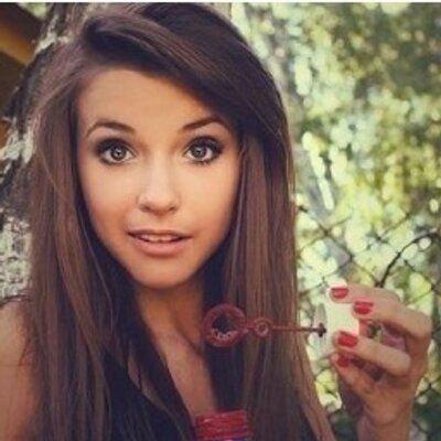 Profile Picture of Elizabeth Cowell (@lizzy_cowell) on Twitter