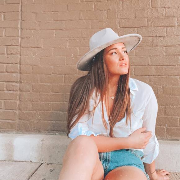 Profile Picture of Haley Castro (@haleymcastro) on Poshmark