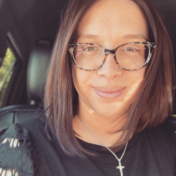 Profile Picture of Victoria Handy (@victoria_handy) on Poshmark