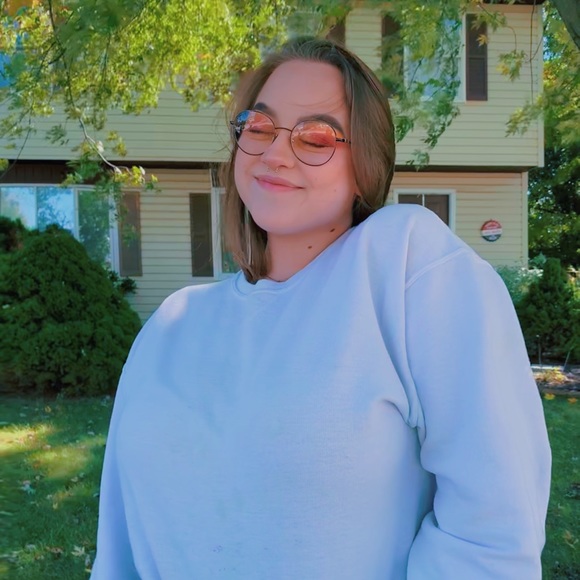 Profile Picture of Alexandra Neiderer (@alexneiderer) on Poshmark