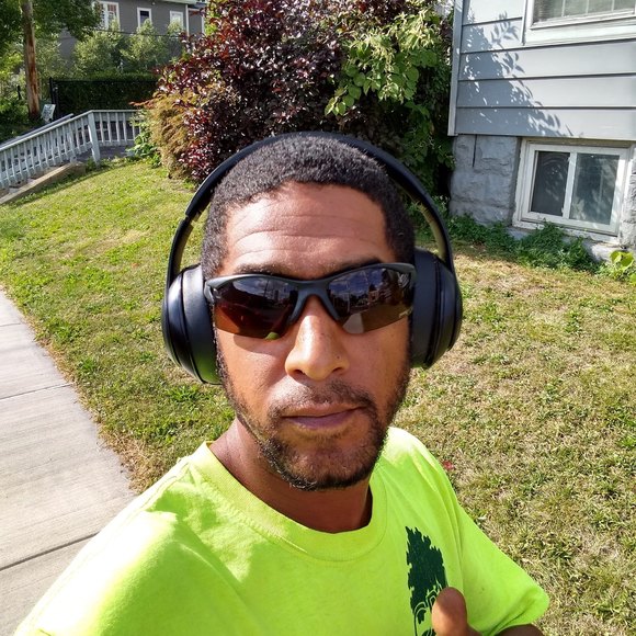 Profile Picture of Jeffrey Scott (@rizzyfro5512) on Poshmark