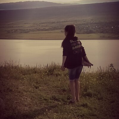 Profile Picture of Anne Marie (@PetrofWin) on Twitter