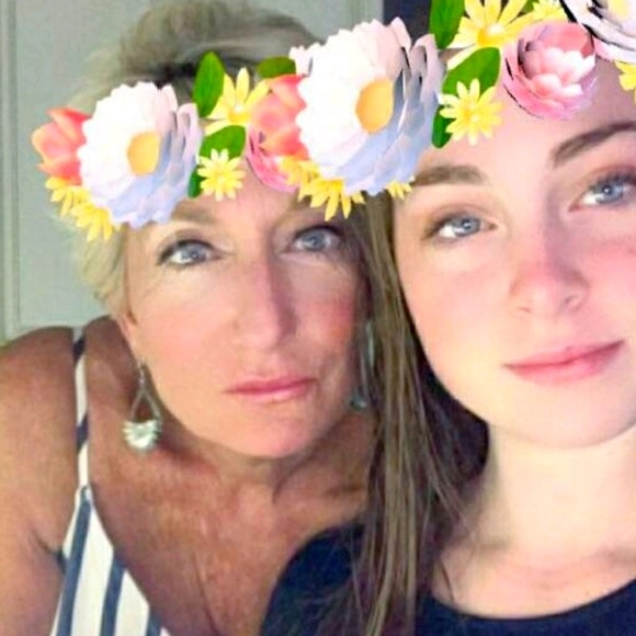 Profile Picture of Carolyn Manning (@mariskira) on Poshmark