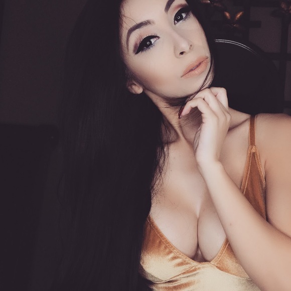 Profile Picture of Vee Lennox (@veelennox) on Poshmark