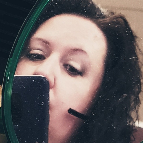 Profile Picture of Julie Fields (@jgbfields) on Poshmark