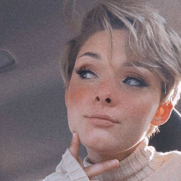 Halley Sheirs - Poshmark Profile Picture of Halley Sheirs (@halleysheirs) on Poshmark