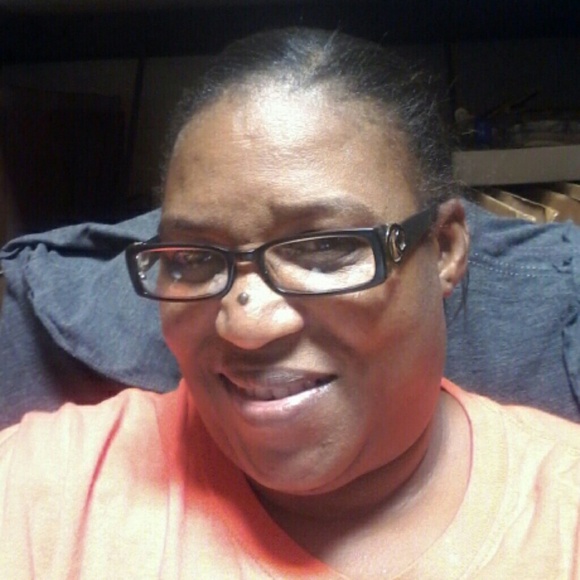 Profile Picture of Debra Hicks (@debrafh) on Poshmark