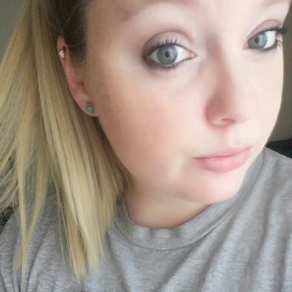 Profile Picture of Jennifer Yanavok (@heyyitsjenn) on Poshmark
