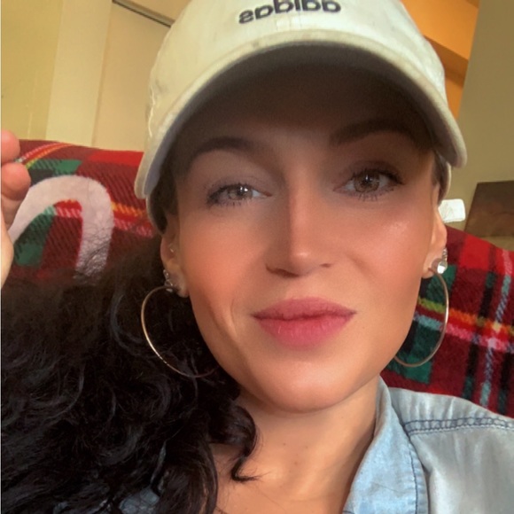 Profile Picture of Candice Schwenning (@cmarie901119) on Poshmark