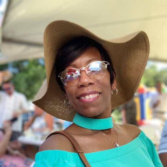 Profile Picture of Theodora Stennett (@t_stennett) on Poshmark