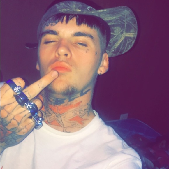 Profile Picture of Matthew Dyer (@rednecksavage) on Poshmark