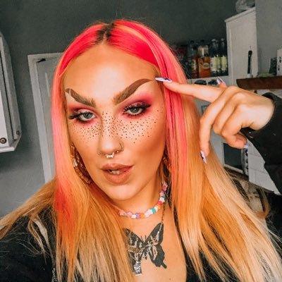 Profile Picture of 🌈d🌈 (@hollydouglas99) on Twitter