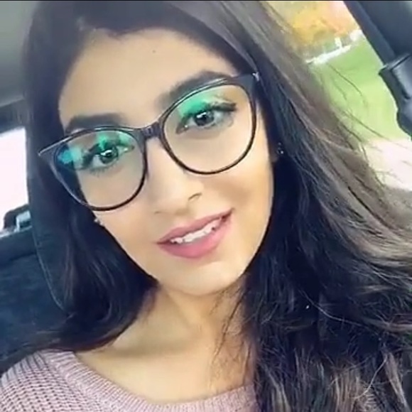 Profile Picture of Nida Hussain (@nidz26) on Poshmark