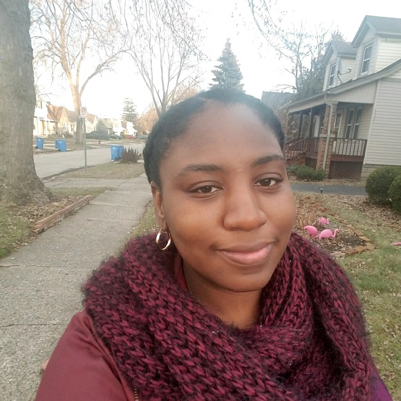 Profile Picture of Crystal Hemphill (@cryssyluv) on Poshmark