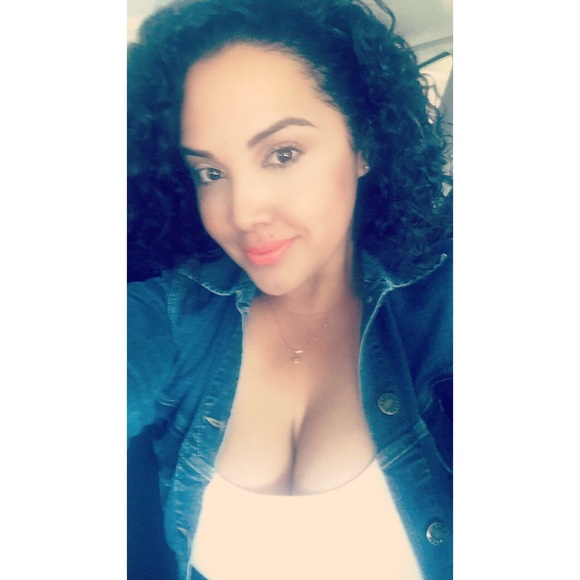 Profile Picture of Dabeyba Jimenez (@beybarichelle) on Poshmark