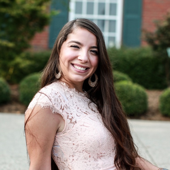 Profile Picture of Stefani Sutton (@stefsutton) on Poshmark