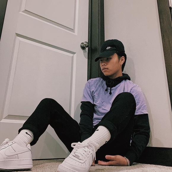 Profile Picture of Andrew Moua (@andrewmoua297) on Poshmark