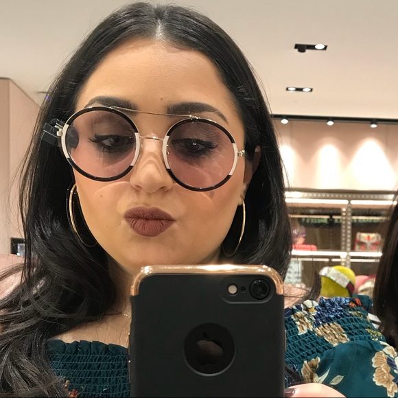 Profile Picture of Tria Charnas (@tcharnas) on Poshmark