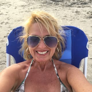 Deborah Lloyd - Instagram Profile Picture of Deborah Lloyd (@daffodillloyd) on Instagram