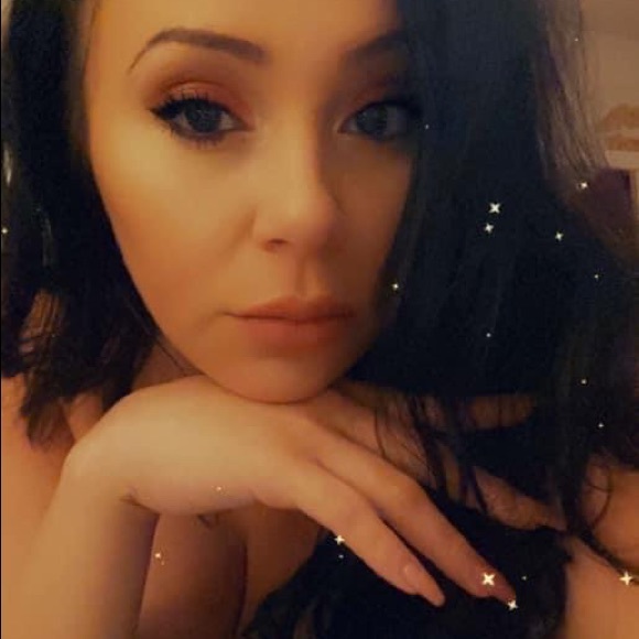 Profile Picture of Kayeloni Raye (@kayeloniraye) on Poshmark