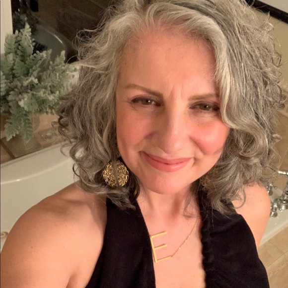 Profile Picture of Edite Calarese (@edite123) on Poshmark