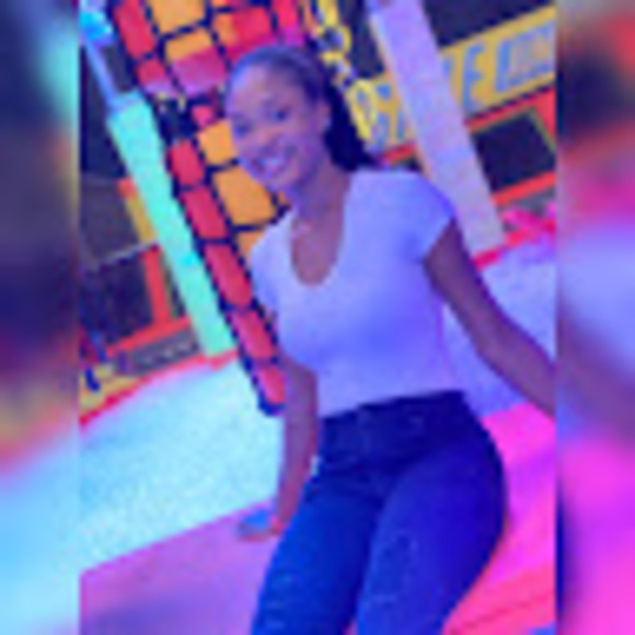 Profile Picture of Elizabeth Asemota (@ellierocks20) on Poshmark