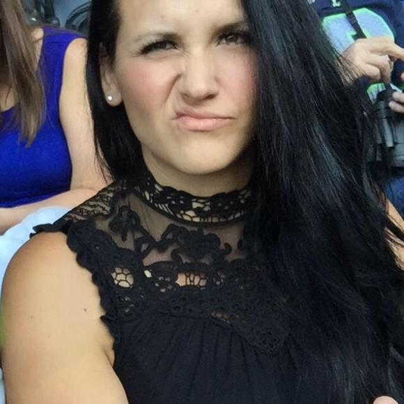 Profile Picture of Jessica Tweten (@jhicks56) on Poshmark