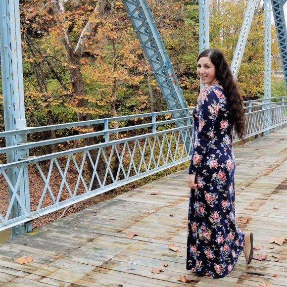 Profile Picture of Alicia Lara (@alicianlara) on Poshmark