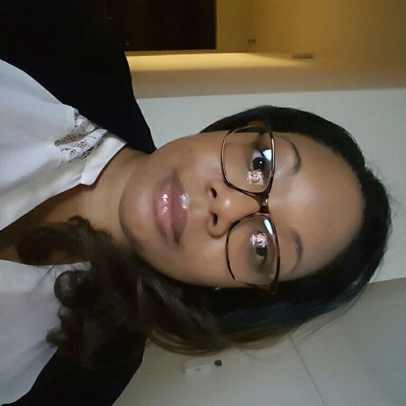 Profile Picture of Simone Henry (@shenry624) on Poshmark