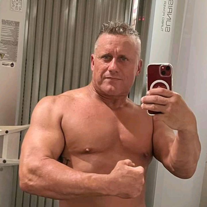 Profile Picture of Chad (@chadsimmonskimimissyou) on Tiktok