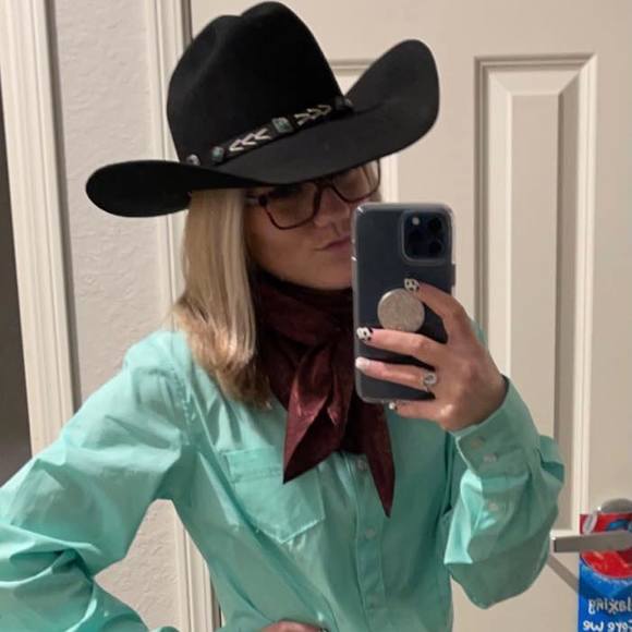 Profile Picture of Ashleigh Robertson (@barrelracer1020) on Poshmark