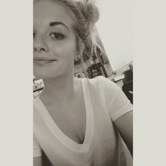 Profile Picture of Haley Carver (@hlc2017) on Poshmark