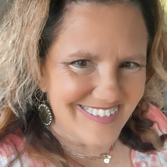 Profile Picture of Diana Gluth (@diana_gluth) on Poshmark