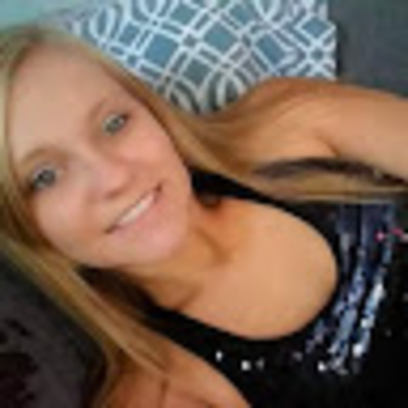 Profile Picture of Heather nicole Applegate (@queenanking) on Poshmark