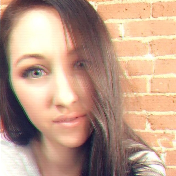 Profile Picture of Ceiryn Wardle (@befreetobe) on Poshmark