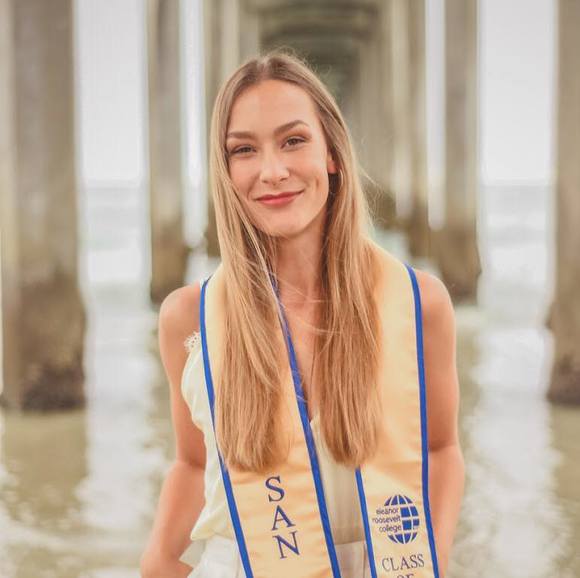 Profile Picture of Danielle Gelsinger (@daanielle_g) on Poshmark