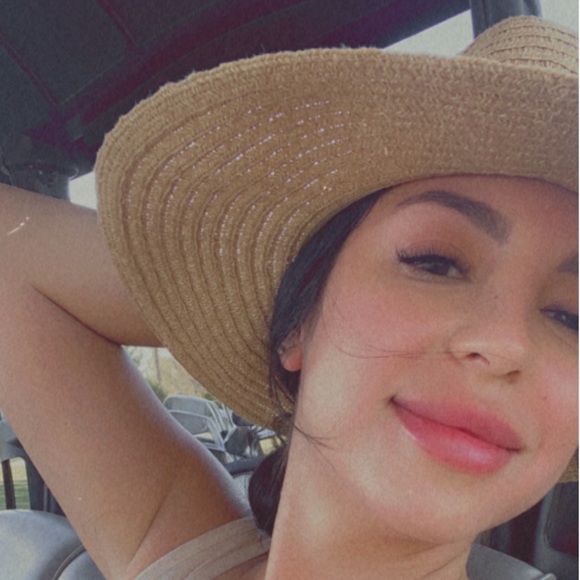 Profile Picture of Andrea Zepeda (@andi_zepeda) on Poshmark